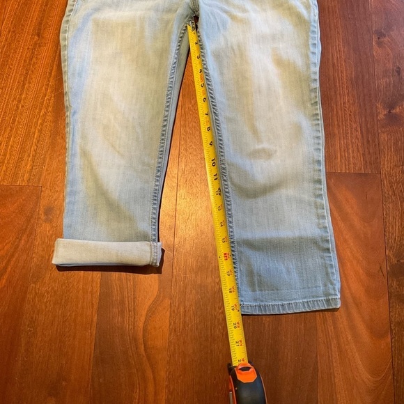 Woman's Levi's Shaping Capri Light Wash Classic Denim Jeans - Picture 10 of 17